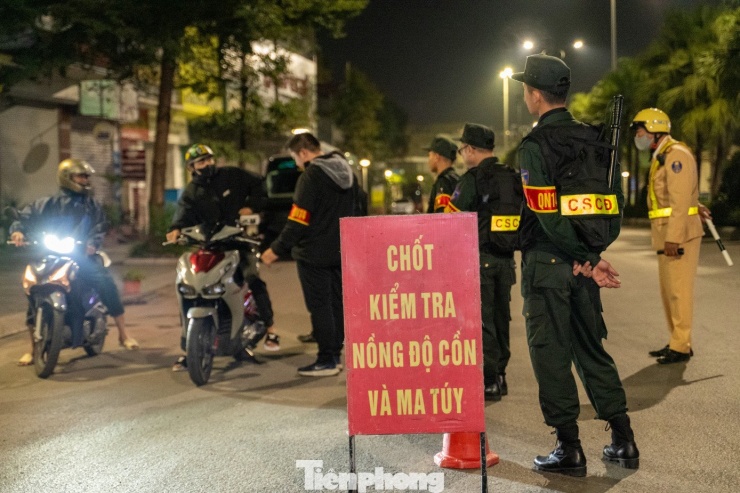 Lái xe vi phạm nồng độ cồn cố thủ trên xe, liên tục gọi ‘trợ giúp ’ - 14