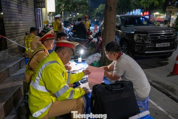 Lái xe vi phạm nồng độ cồn cố thủ trên xe, liên tục gọi ‘trợ giúp ’ - 16