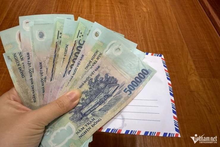 Thông gia Việt kiều bay về dự đám tang, gửi phong bì khiến gia đình náo loạn. Ảnh minh họa