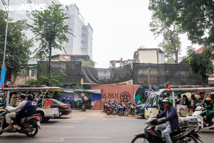 Dự án Quảng trường - Công viên phía Đông hồ Hoàn Kiếm được triển khai trên quỹ đất hơn 2ha, do UBND phường Hoàn Kiếm, TP Hà Nội làm chủ đầu tư.