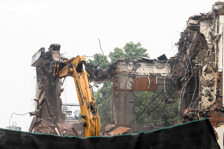 Theo ghi nhận của PV Báo Điện tử VTC News chiều 12/12, nhiều mũi thi công đã được triển khai tại khu vực phía Đông hồ Hoàn Kiếm, nơi các đơn vị chức năng bắt đầu phá dỡ loạt trụ sở cũ để phục vụ dự án Quảng trường - Công viên phía Đông.