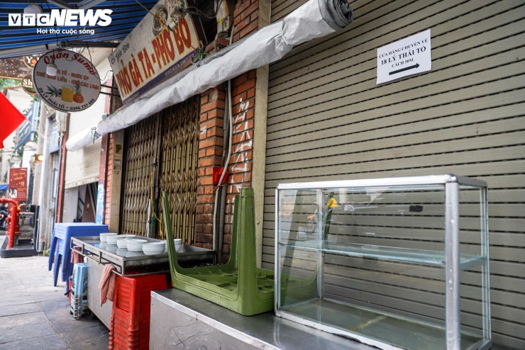 Hạng mục được tháo dỡ đầu tiên là các công trình nằm sâu phía trong, trong đó có trụ sở cũ của một chi cục trực thuộc Sở Y tế Hà Nội tại số 22 Lý Thái Tổ.