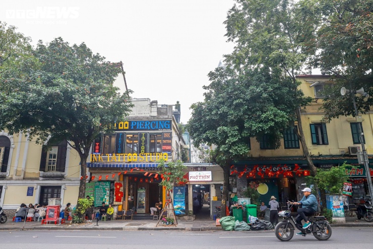 Theo UBND phường Hoàn Kiếm, phạm vi giải phóng mặt bằng phục vụ dự án khá rộng, gồm 17 cơ quan, tổ chức và 43 hộ dân. Trên cơ sở thiết kế đã được phê duyệt, từng công trình sẽ được di dời hoặc phá dỡ theo tiến độ.