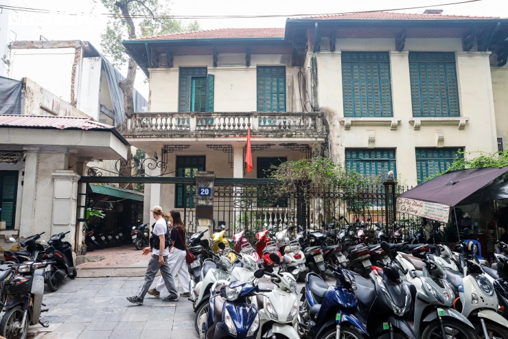 "Những trụ sở này tồn tại ở đây lâu rồi, nhìn công nhân tháo dỡ cũng thấy tiếc. Nhưng nếu xây quảng trường mới, không gian quanh hồ chắc sẽ thoáng và đẹp hơn. Tôi mong họ làm nhanh, an toàn để không ảnh hưởng tới việc kinh doanh", anh Hoàng Hà ở phố Lê Duẩn chia sẻ.