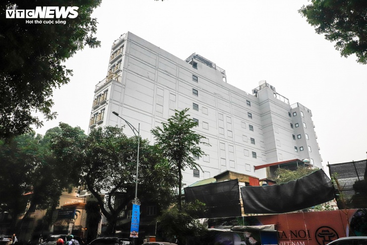 Trong thời gian tới, địa phương sẽ tiếp tục chuẩn bị phá dỡ trụ sở Văn phòng UBND TP Hà Nội, trụ sở Tiếp Công dân thành phố cùng 25 công trình nhà ở mà người dân đã nhận tiền đền bù và bàn giao mặt bằng. Tiến độ sẽ được triển khai theo nguyên tắc “nhận bàn giao tới đâu, thi công tới đó”.