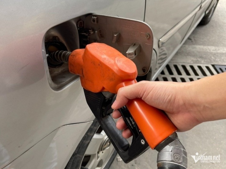 Nhiều người có thói quen chỉ đi đổ xăng khi đã cạn bình và duy trì nhiên liệu ở mức thấp cho "nhẹ xe". Ảnh: Hoàng Hiệp