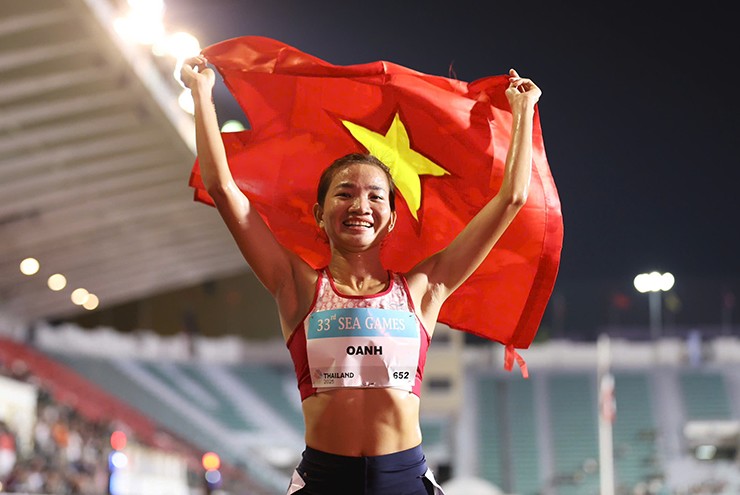 Nức lòng Nguyễn Thị Oanh - Lê Thị Tuyết áp đảo 5.000m ở điền kinh SEA Games