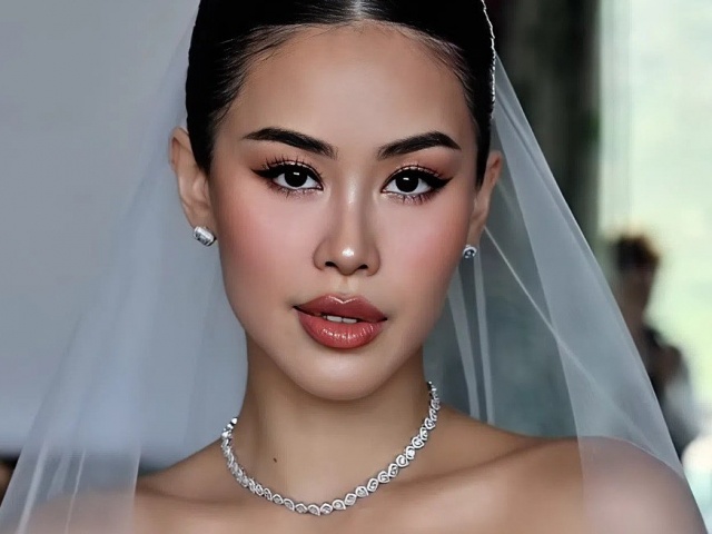 Tiên Nguyễn chọn váy cưới tôn vòng một