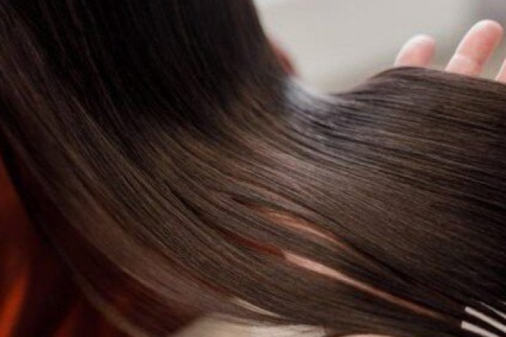 7 bí quyết đơn giản tại nhà cho mái tóc suôn mượt, óng ả