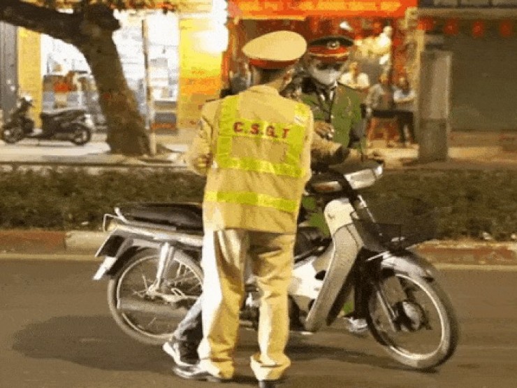 Người đàn ông có cồn vượt khung 'luôn miệng' nhận sai nhưng tranh cãi nửa giờ không ký biên bản