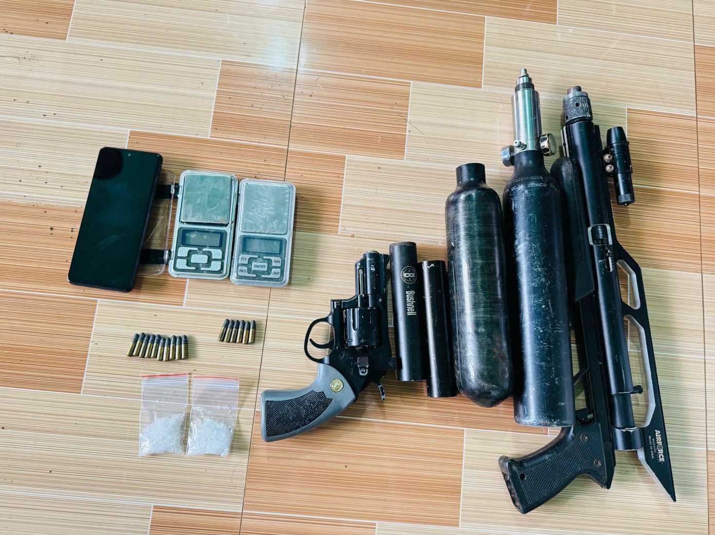 Tang vật, vũ khí thu được từ vụ án.