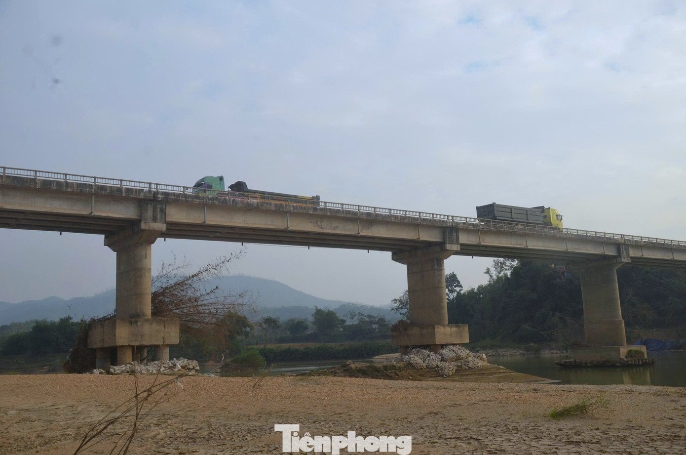 Nhiều năm qua, cây cầu này đóng vai trò huyết mạch cho hoạt động đi lại, giao thương của người dân khu vực. Tuy nhiên, từ vài tuần nay, phần chân trụ cầu bị “phơi móng” khi lòng sông Con cạn trơ đáy, lộ rõ hệ thống kết cấu phía dưới vốn nằm ngập trong nước.