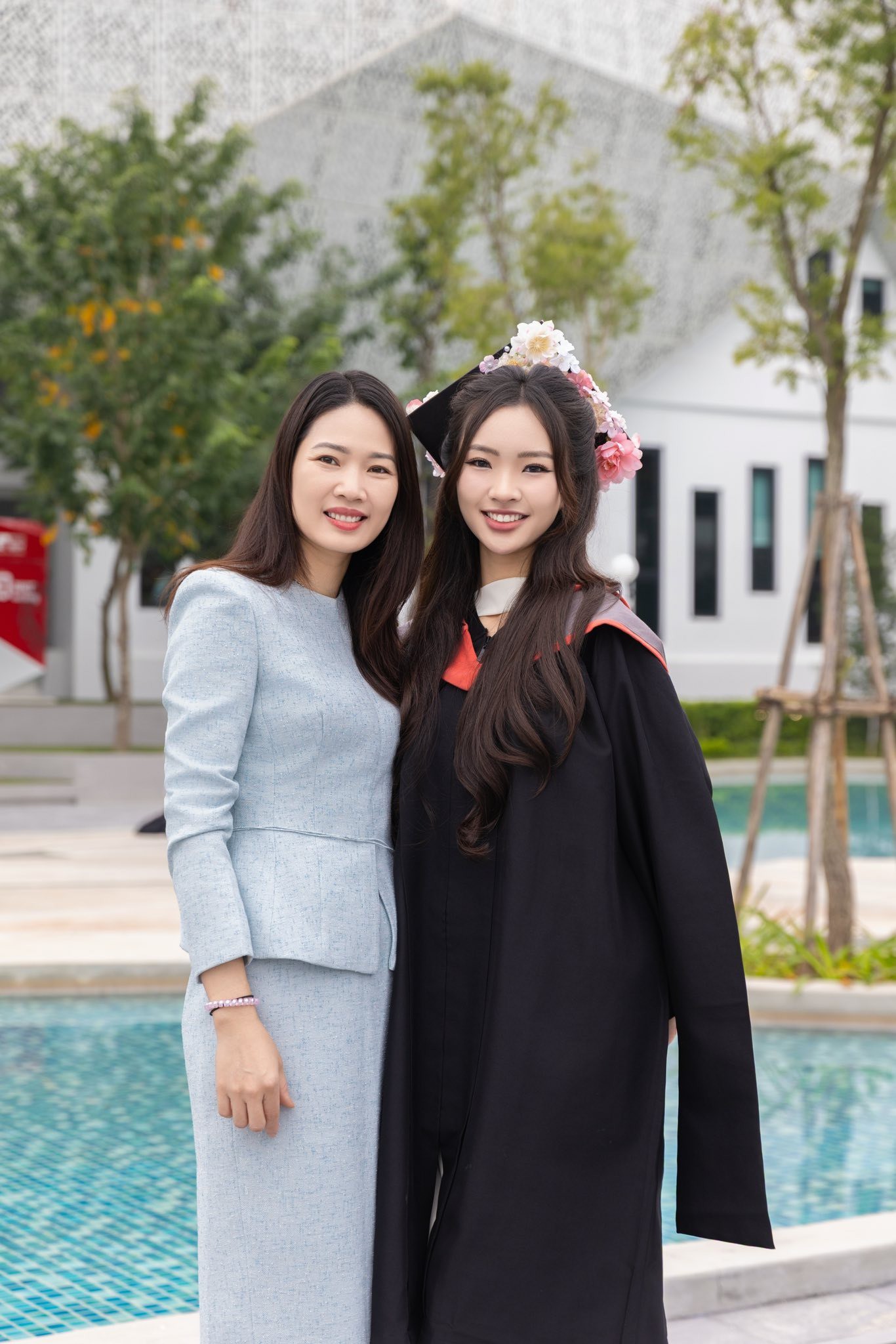 Trên trang cá nhân, Hồng Duyên mới chia sẻ bộ ảnh tốt nghiệp có sự xuất hiện của bố mẹ và em trai. Hồng Duyên có khả năng giao tiếp trôi chảy bằng tiếng Anh. Ngoài ra cô có khả năng nói tiếng Trung.&nbsp;