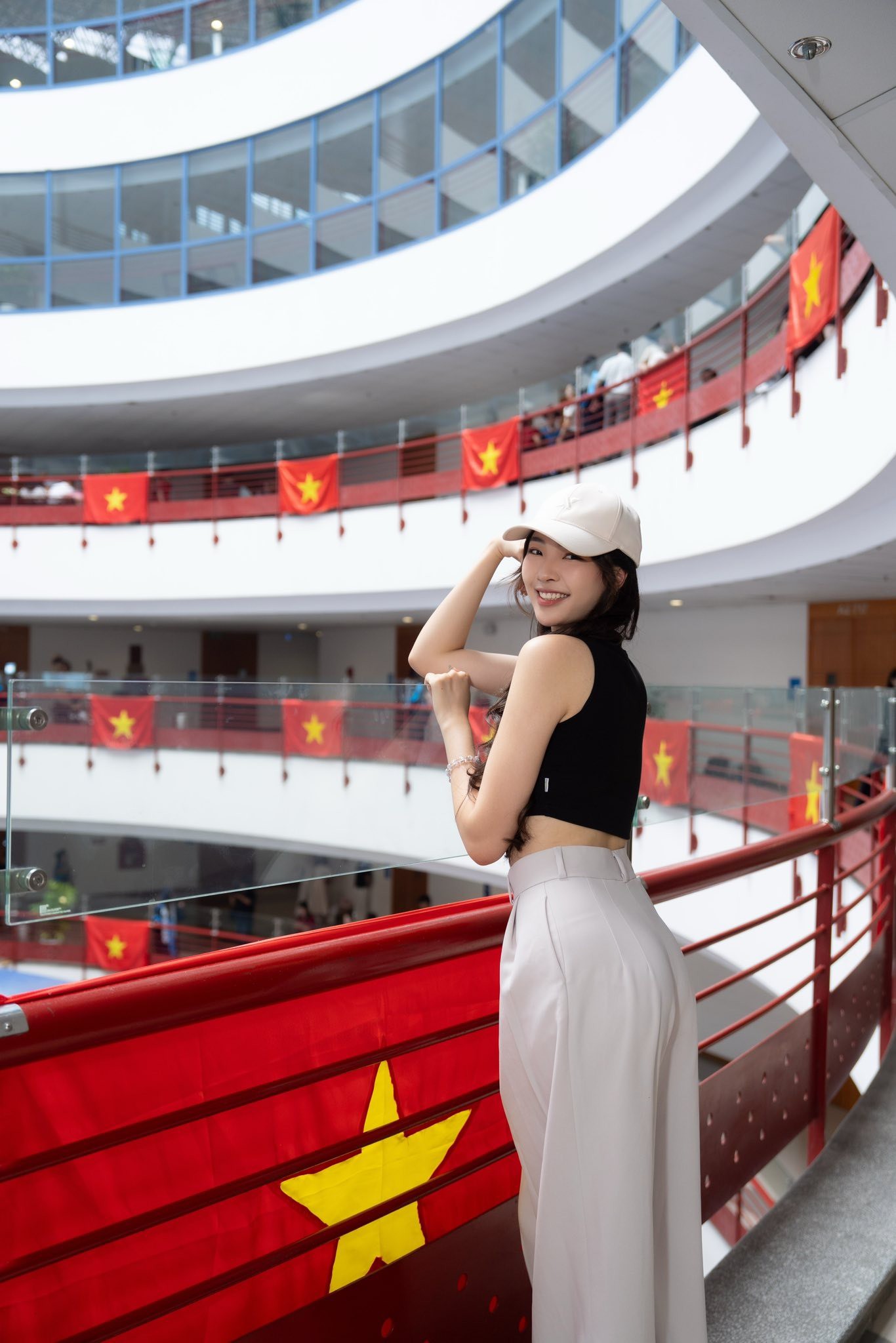 Sắc vóc đời thường của nữ sinh xứ Thanh. Hiện Hồng Duyên theo đuổi công việc người mẫu ảnh và trình diễn trên sàn diễn thời trang. Hồng Duyên có niềm yêu thích với cổ phục, áo dài và các trang phục truyền thống.