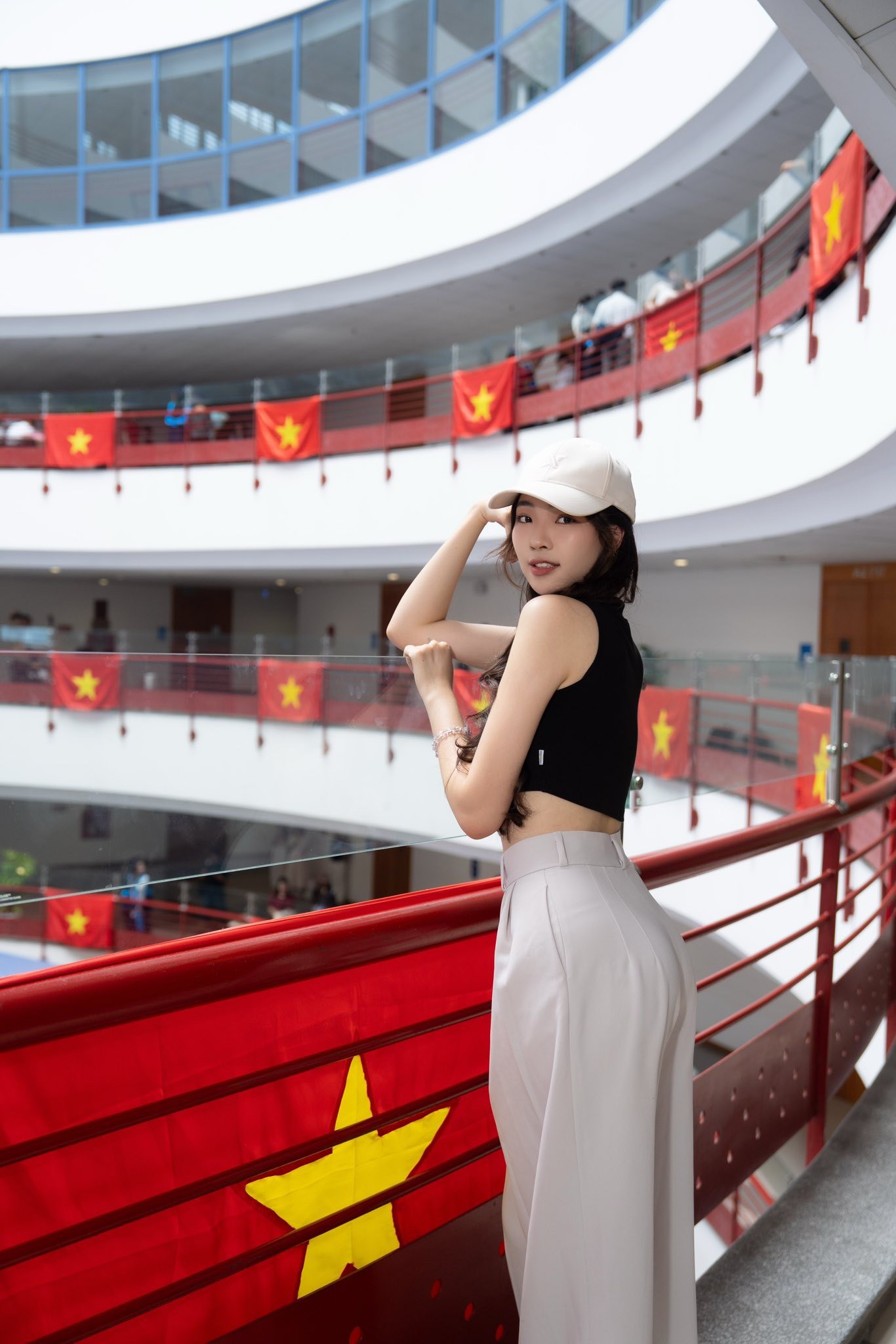 Sắc vóc đời thường của nữ sinh xứ Thanh. Hiện Hồng Duyên theo đuổi công việc người mẫu ảnh và trình diễn trên sàn diễn thời trang. Hồng Duyên có niềm yêu thích với cổ phục, áo dài và các trang phục truyền thống.