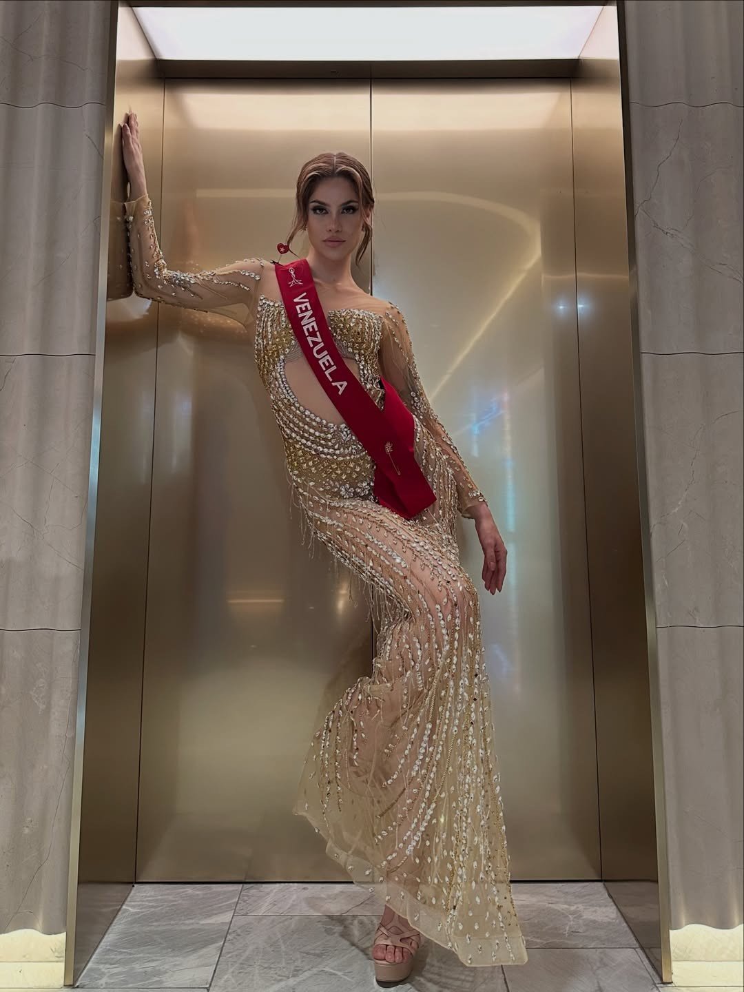 Hành trình của Anna đến với cuộc thi Miss Charm 2025 tiếp tục gặp nhiều khó khăn khi cô phải quá cảnh ở 5 nước mới bay được tới Việt Nam do tình hình chính trị phức tạp ở Venezuela.