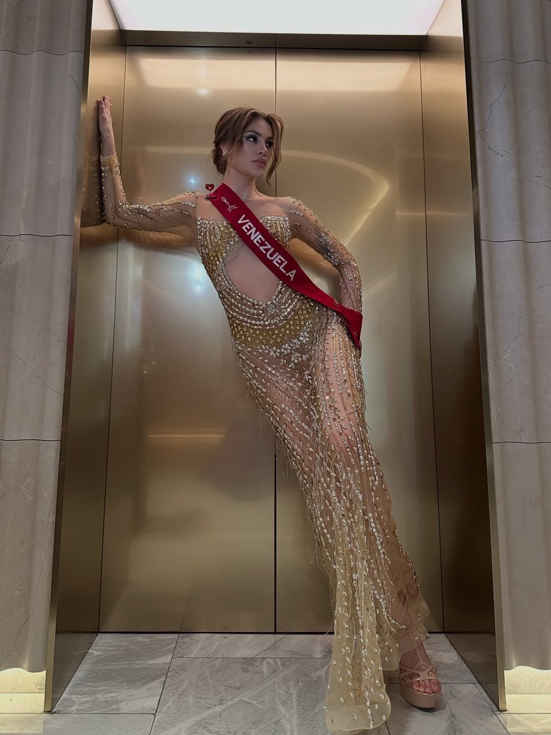 Hành trình của Anna đến với cuộc thi Miss Charm 2025 tiếp tục gặp nhiều khó khăn khi cô phải quá cảnh ở 5 nước mới bay được tới Việt Nam do tình hình chính trị phức tạp ở Venezuela.