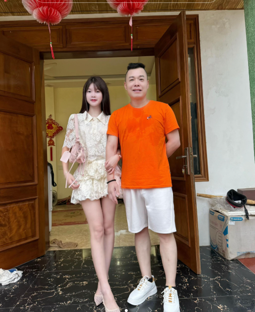 Cặp đôi chênh nhau 26 tuổi thoải mái chia sẻ cuộc sống cá nhân.