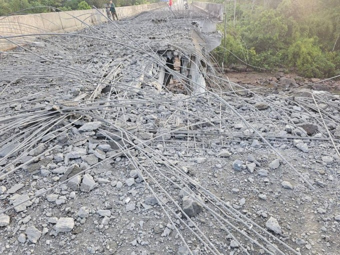 Cây cầu ở xã Tmor Da bị trúng bom ngày 13/12. Ảnh: AKP