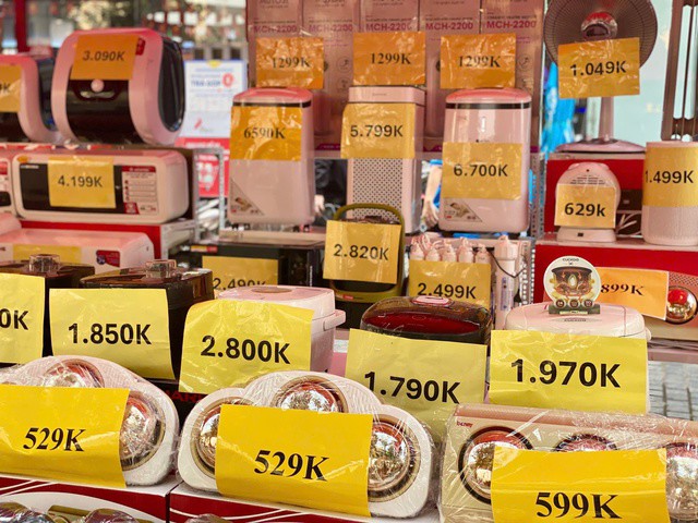 Hàng loạt các sản phẩm đang được giảm giá dịp cuối năm.