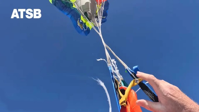 Vận động viên nhảy dù tự cắt dây để giải thoát. Ảnh chụp màn hình