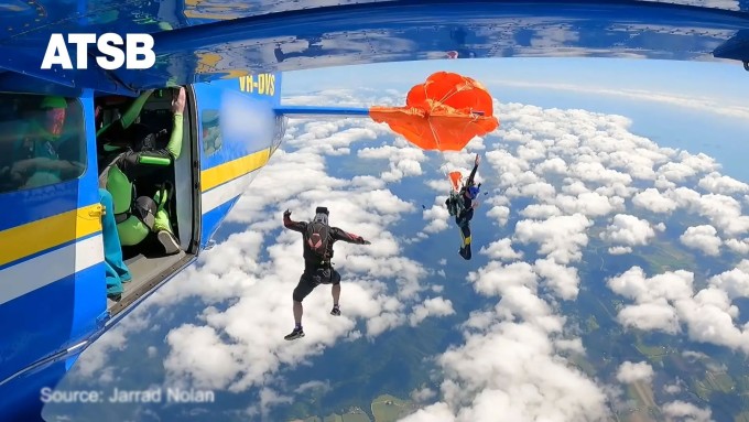Vận động viên nhảy dù bị mắc vào đuôi máy bay. Ảnh chụp màn hình