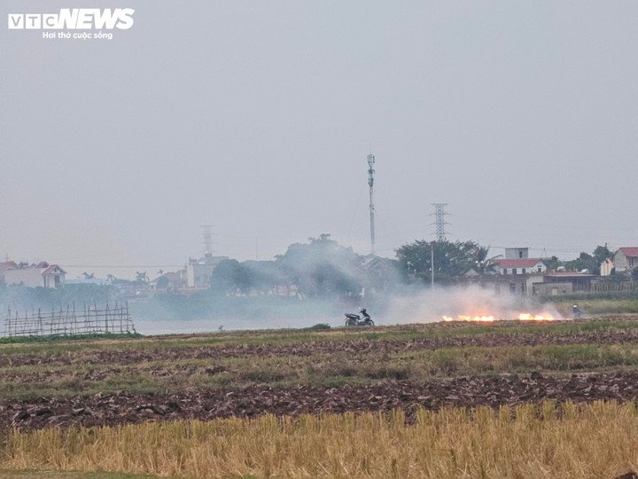 Khi gặp thời tiết nghịch nhiệt, lớp khói này không thoát lên cao mà bị nén xuống, theo gió tạt thẳng vào trung tâm thành phố.
