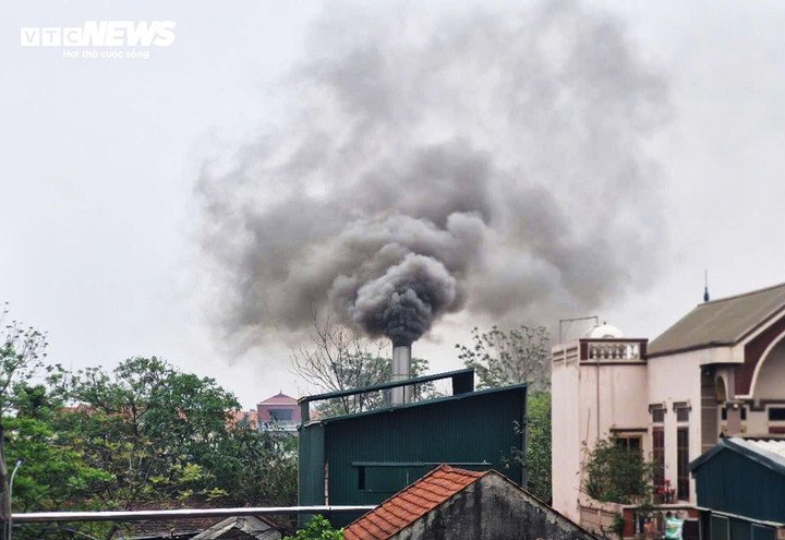 Một cơ sở sản xuất tại xã Hoài Đức xả khói đen ra môi trường, gây ảnh hưởng xấu tới đời sống sinh hoạt của người dân khu vực. (Ảnh: Người dân cung cấp)