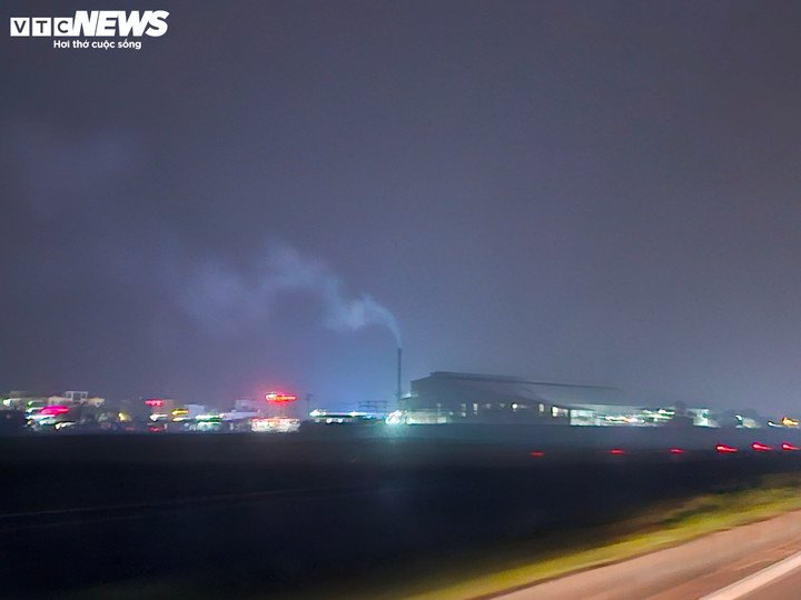 Khói đen xả thẳng lên trời, ruộng đồng vẫn đỏ lửa giữa ngày ô nhiễm đỉnh điểm - 6