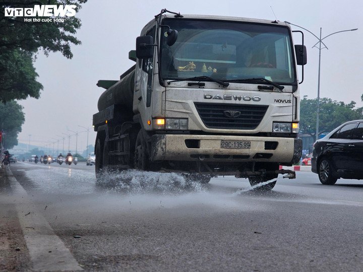 Để giảm tình trạng ô nhiễm khói bụi, công ty môi trường đô thị Urenco 7 bố trí 3 xe ô tô phun nước, chạy quanh một số tuyến đường nội thành trong khoảng thời gian từ 8h30-15h mỗi ngày.