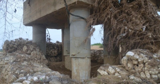 Trụ cầu ở Nghệ An phơi móng, rọ đá lộ thiên