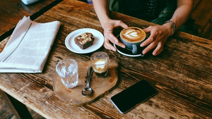 Bánh mì, bánh ngọt giàu carbohydrate khi kết hợp cùng cà phê chứa đường, sữa làm đường huyết tăng vọt rồi giảm đột ngột, kích thích thèm ăn nhiều hơn ngay cả khi cơ thể không hề thiếu năng lượng.