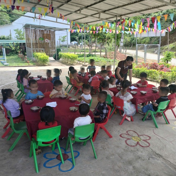 Các học sinh ăn cơm theo dự án "Nuôi em - Nghệ An". Ảnh: MXH