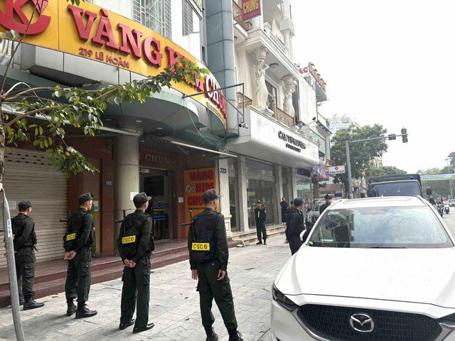 Công an khám xét tại Công ty TNHH Thương mại vàng bạc&nbsp;Kim Chung.