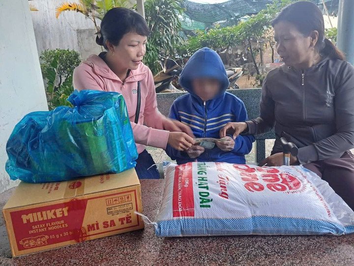 Chính quyền địa phương đến thăm hỏi gia đình bà Th.