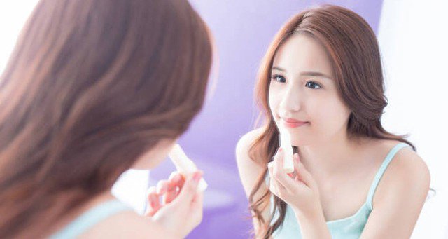 Hãy chọn son môi nhiều dưỡng.