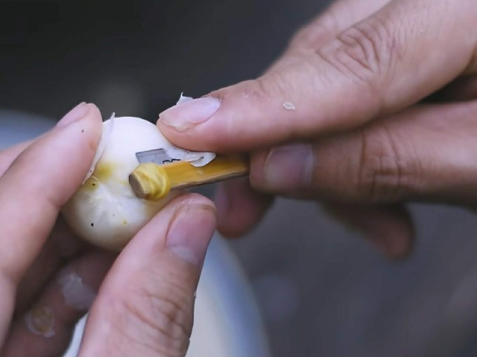 Nếu phạm vào thịt cà quả sẽ bị sứt, rách, khi sên đường dễ vỡ và xấu.