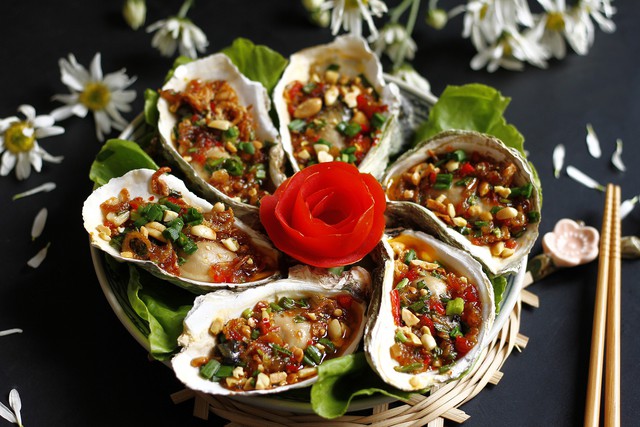 Sau khi làm sạch hàu, đặt chúng lên vỉ và nướng trên bếp than hoa.