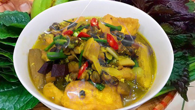 Món ốc om chuối đậu béo ngậy, bùi thơm, nước vàng óng đẹp mắt, ăn kèm cơm trắng hoặc bún đều tuyệt.