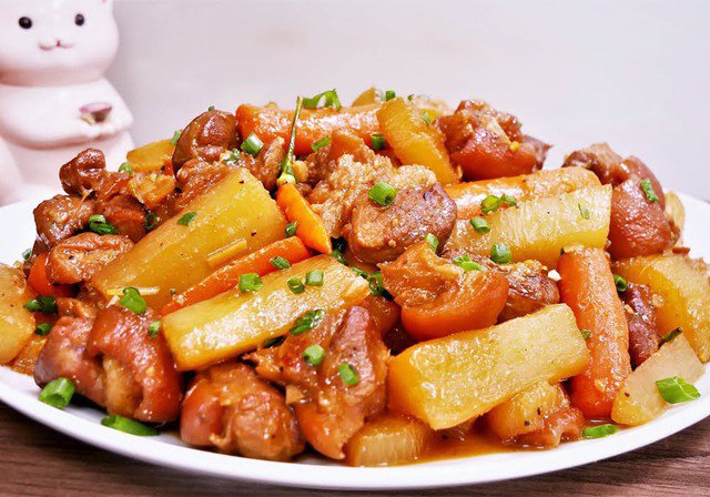 Thịt ba chỉ mềm béo, củ cải thấm vị ngọt thanh, nước kho đậm đà, thơm nức mùi tiêu. Ăn cùng cơm trắng đảm bảo ngon tuyệt.