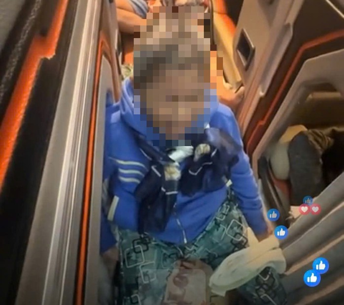 Hình ảnh người mẹ khóc nức nở trên xe khách gây xôn xao cộng đồng mạng