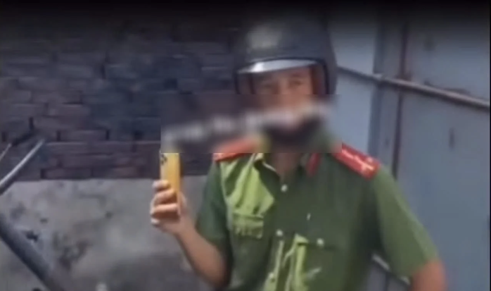 Người đẩy đại úy CSGT vào đầu xe tải từng nhốt công an xã trong nhà. Ảnh cắt từ clip