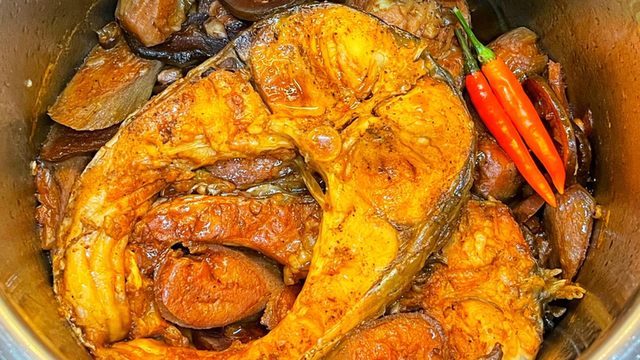 Món cá kho tương bần mang hương vị đậm đà, hòa quyện giữa vị ngọt tự nhiên của cá, vị béo của thịt ba chỉ và vị mặn thơm đặc trưng của tương bần
