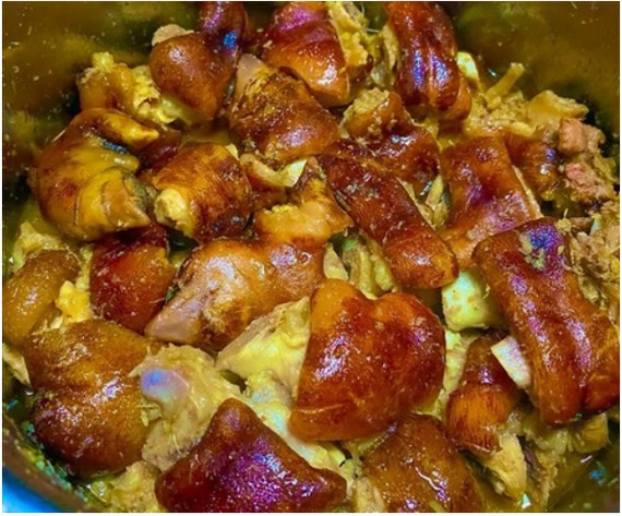 Món ăn có vị đậm đà, thơm nồng của riềng, nghệ và mắm tôm, kết hợp với độ béo ngậy của giò heo, tạo nên hương vị khó quên.