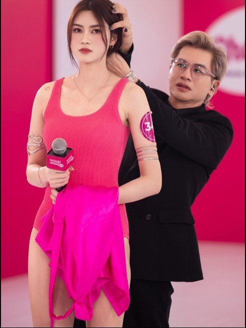 Ít người biết rằng năm 2025, Ngô Thị Hương ghi danh ở Vietnam's Next Top Model 2025. Cô được nhận xét có nhiều điểm giống Hoa hậu Đỗ Thị Hà. Những khoảnh khắc để mặt mộc hoặc chỉ trang điểm nhẹ của cô nhận hàng nghìn bình luận khen ngợi.