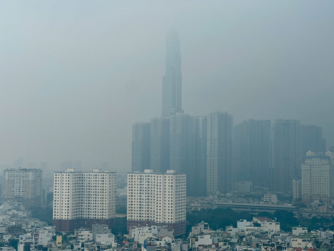 Bầu trời TPHCM đục ngầu, nồng độ bụi mịn vượt ngưỡng nhiều lần - 6