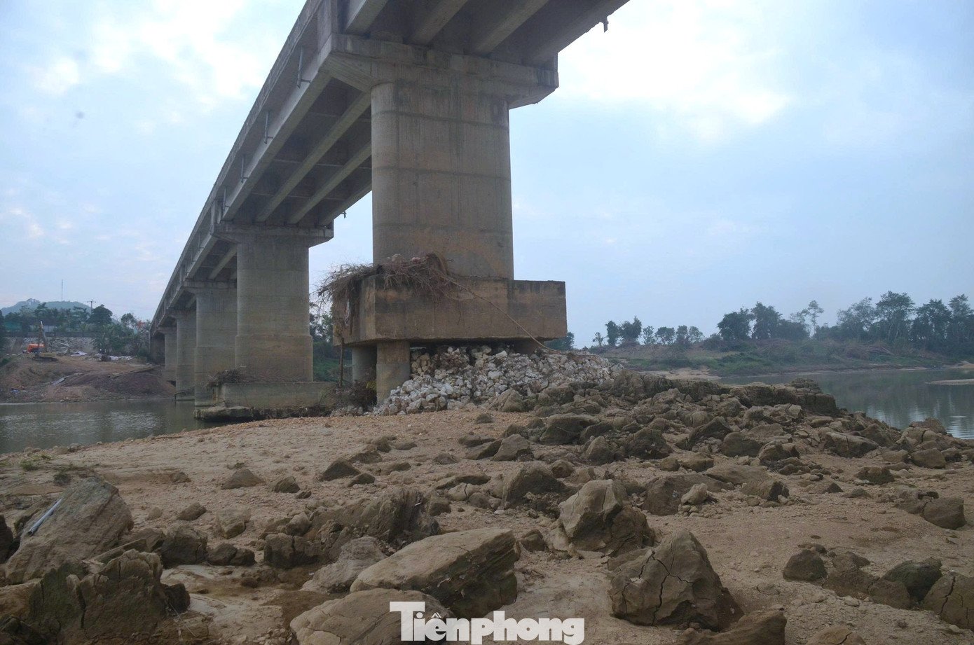Nhiều năm qua, cây cầu này đóng vai trò huyết mạch cho hoạt động đi lại, giao thương của người dân khu vực. Tuy nhiên, từ vài tuần nay, phần chân trụ cầu bị “phơi móng” khi lòng sông Con cạn trơ đáy, lộ rõ hệ thống kết cấu phía dưới vốn nằm ngập trong nước.