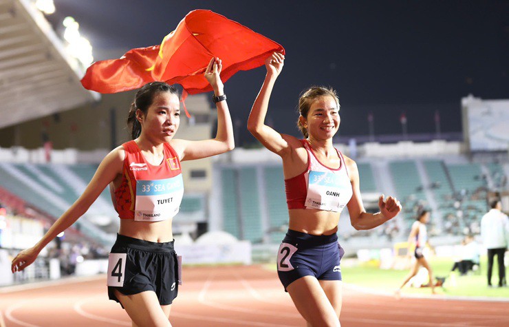 Nức lòng Nguyễn Thị Oanh - Lê Thị Tuyết áp đảo 5.000m ở điền kinh SEA Games - 2