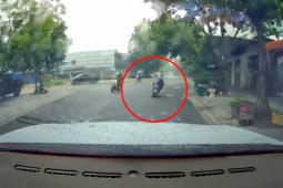 Clip: Học sinh đi xe máy vượt ô tô rồi đánh võng liều lĩnh và cái kết