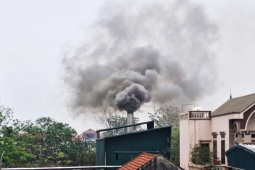 Khói đen xả thẳng lên trời, ruộng đồng vẫn đỏ lửa giữa ngày ô nhiễm đỉnh điểm